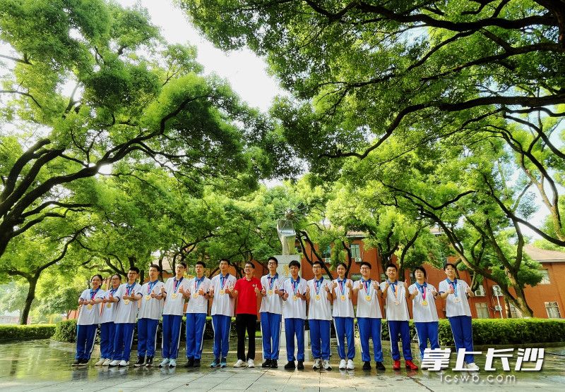 湖南師大附中則以14金、1銀、10人入選國家集訓隊的“井噴式戰績”，成為全國中學中金牌總數、國家集訓隊入選人數的“雙料冠軍”。 均為學校供圖