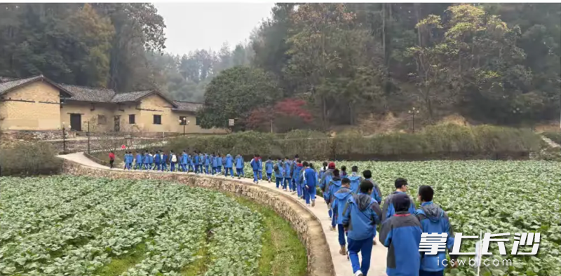 前往參觀毛澤東故居和毛澤東同志紀念館。